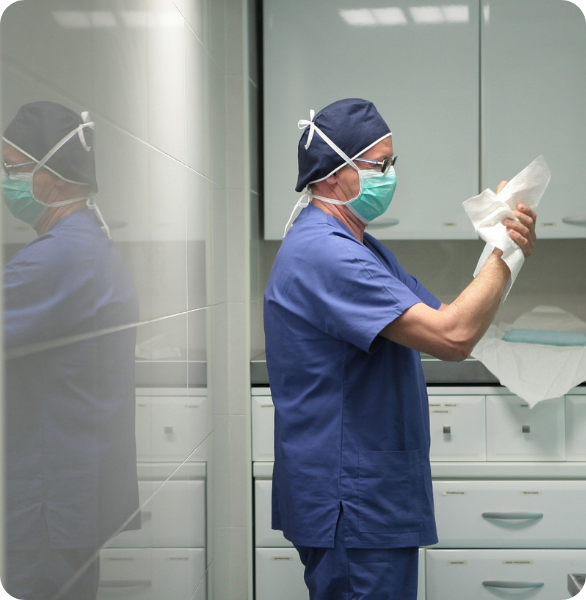 Medico veterinario in preparazione in area clinica presso l’Ospedale Veterinario Santa Fara a Bari